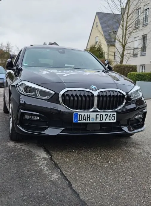 Frontansicht eines schwarzen BMW 1er Fahrschulwagens
