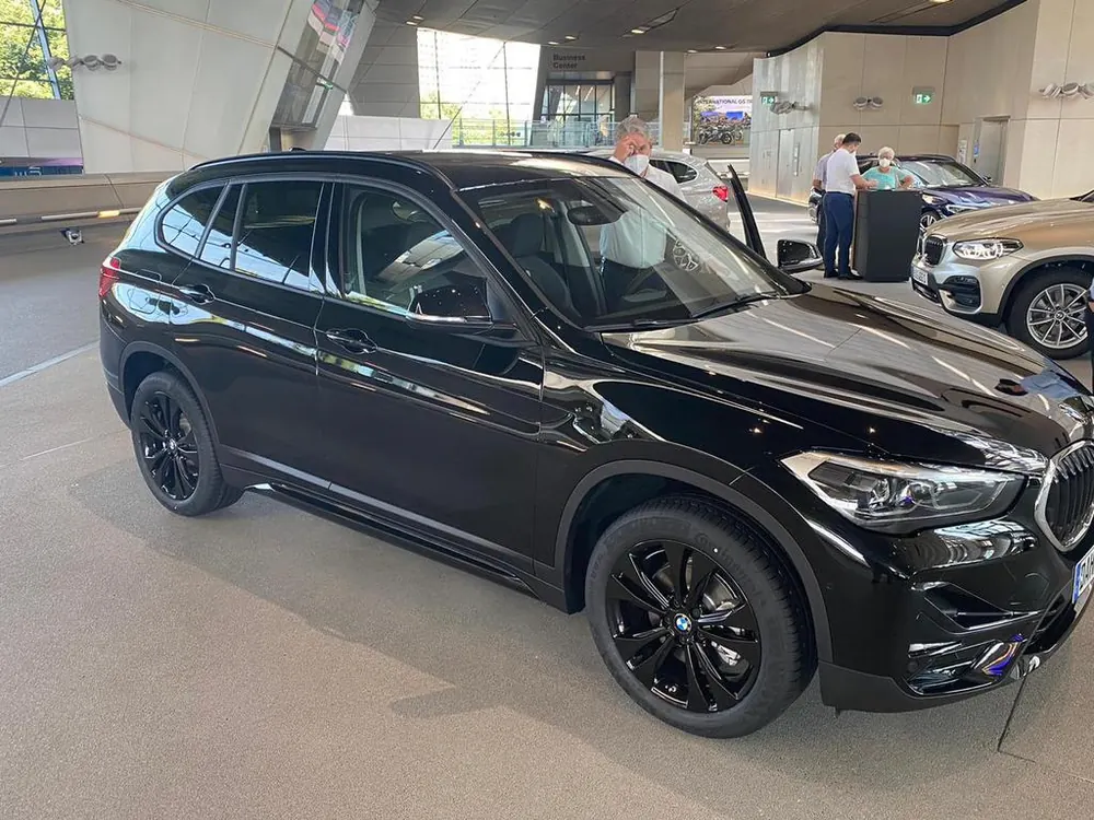 Schwarzer BMW X1 der Fahrschulflotte in der Ausstellungshalle