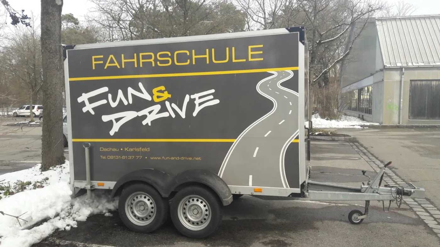 Fahrschulanhänger mit Fun-&-Drive-Beschriftung für die Ausbildung in den Klassen B96 und BE