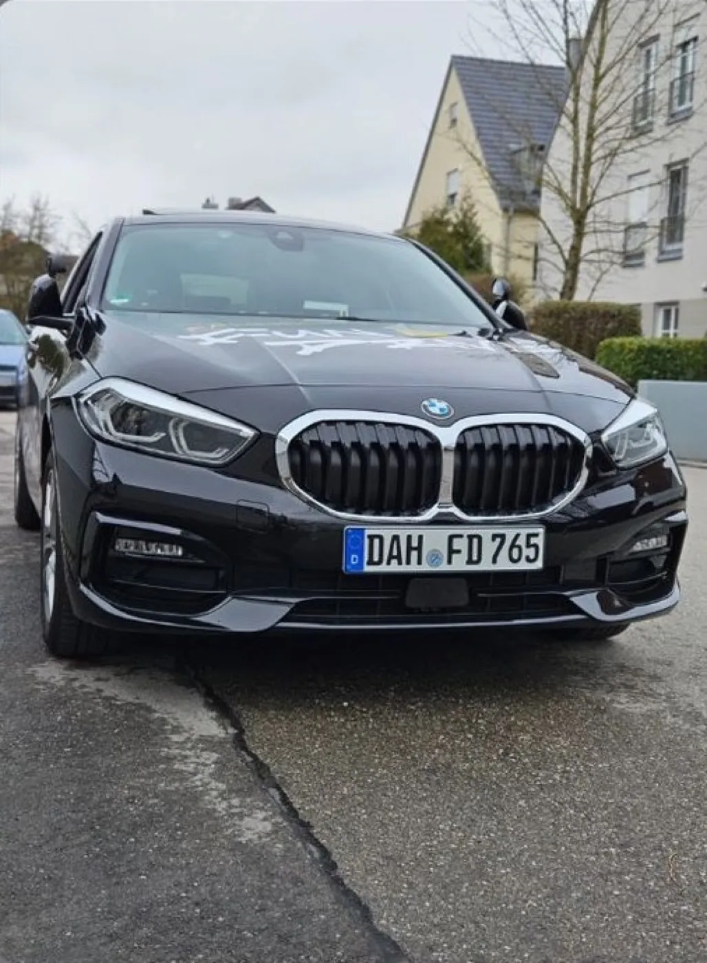 Frontansicht des schwarzen BMW 1er Fahrschulwagens mit Dachauer Kennzeichen